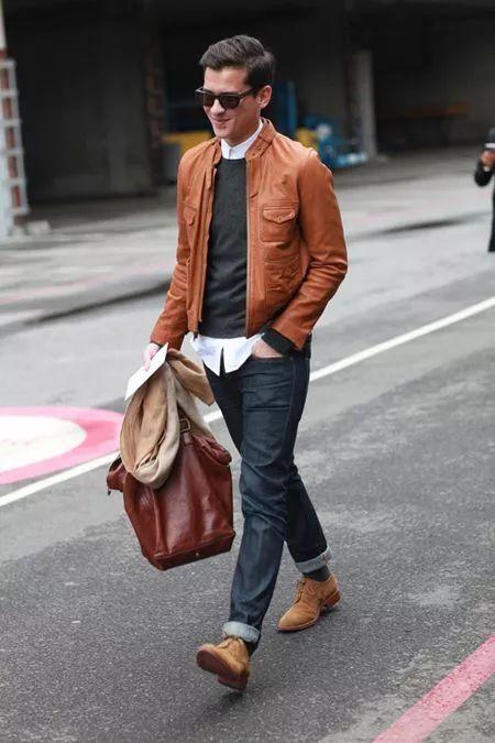 The style of leather shoes and jeans may not be trendy, but it is definitely a classic